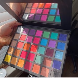 Sample beauty eyeshadow palette